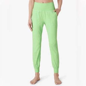Beyond Yoga midi rib jogger in pistachio